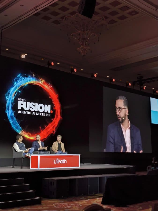 Mateus Salomão no palco do UiPath Fusion, em Las Vegas
